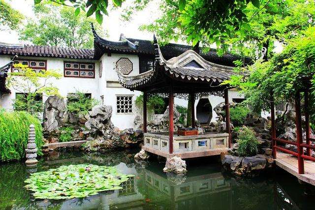 別墅庭院軟裝的搭配技巧：花盆，木藝，小品，實景