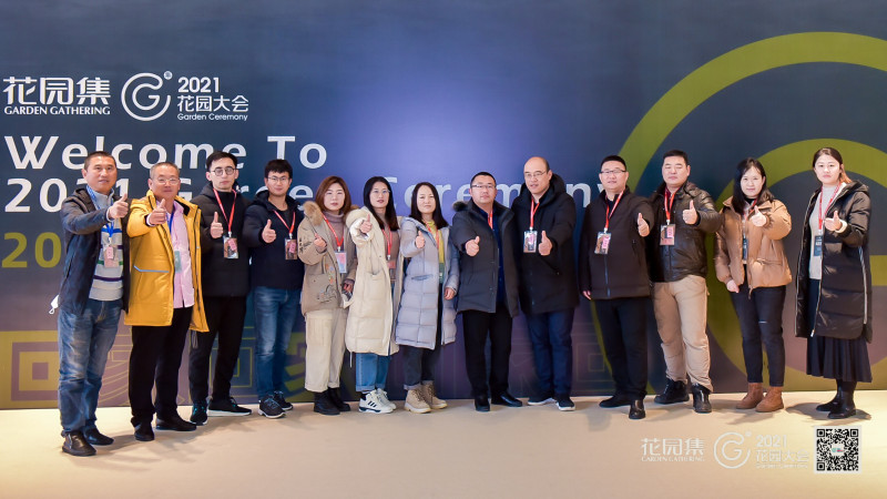 以匠心成就客戶， 以愛心成就同事