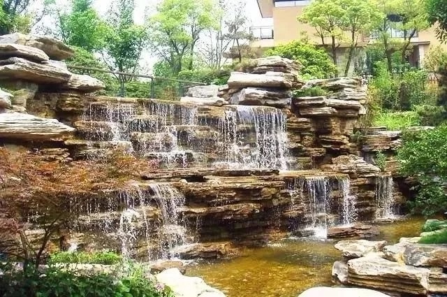 中式庭院里，不同的石頭類型，能打造出風格完全不一樣的景