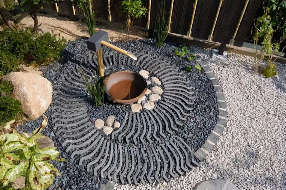 隨手放置幾塊瓦片，花園居然煥然一新！不得不說，中國人的創造力太強了