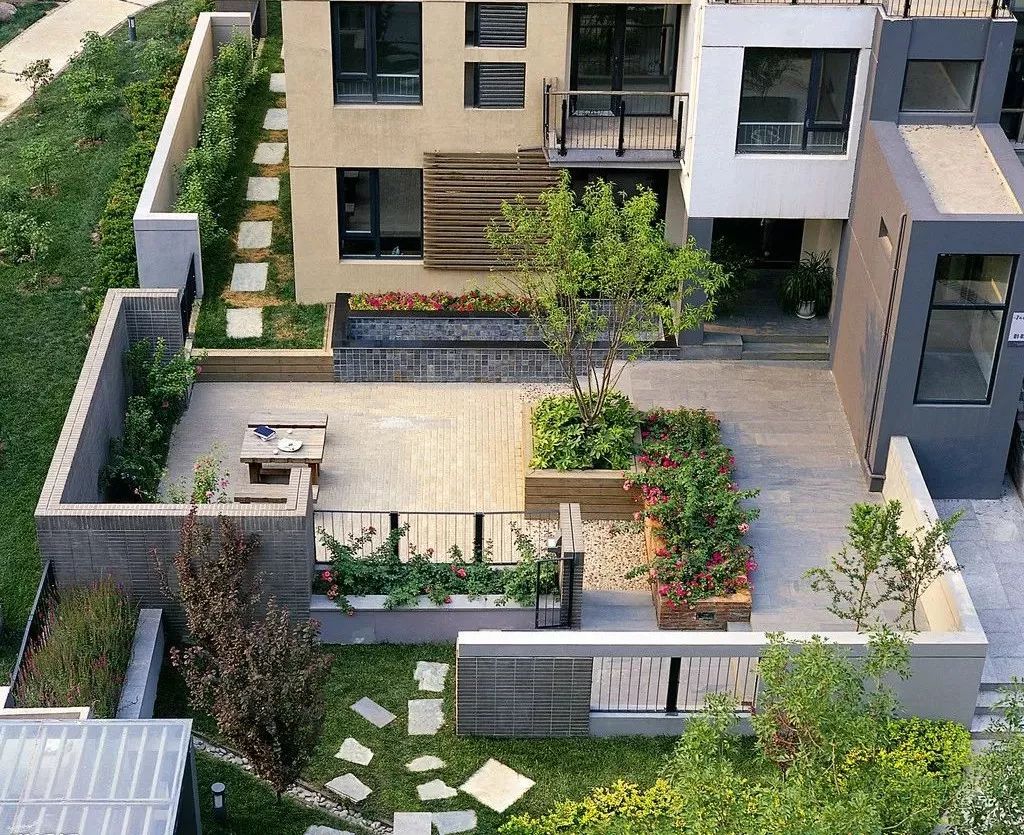 你的陽(yáng)臺(tái)還在只用來(lái)種花種草？那就太out了，快來(lái)學(xué)學(xué)流行布置吧