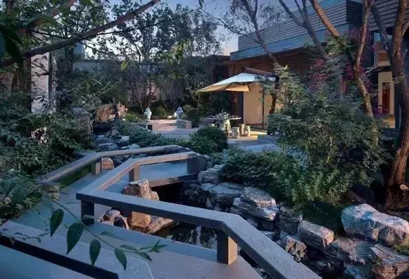 庭院中常說的宜曲不宜直、移步換景究竟有哪些學問？