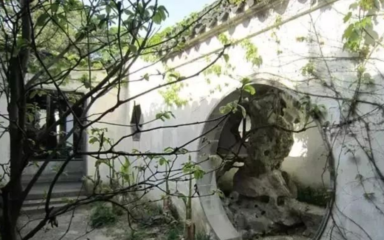 庭院之中來扇月洞門，滿滿的氛圍感！