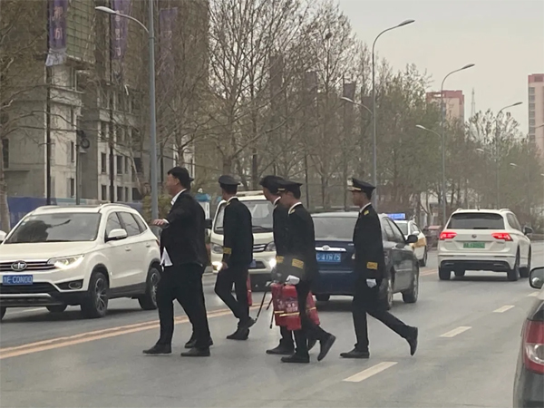 滑縣這群穿制服的小哥哥，你們“活該”被“曝光”！